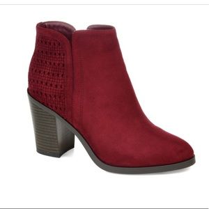 Journee Collection Jessica Bootie in Burgundy